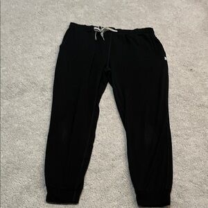 Women’s vuori performance jogger. Size large. Color black